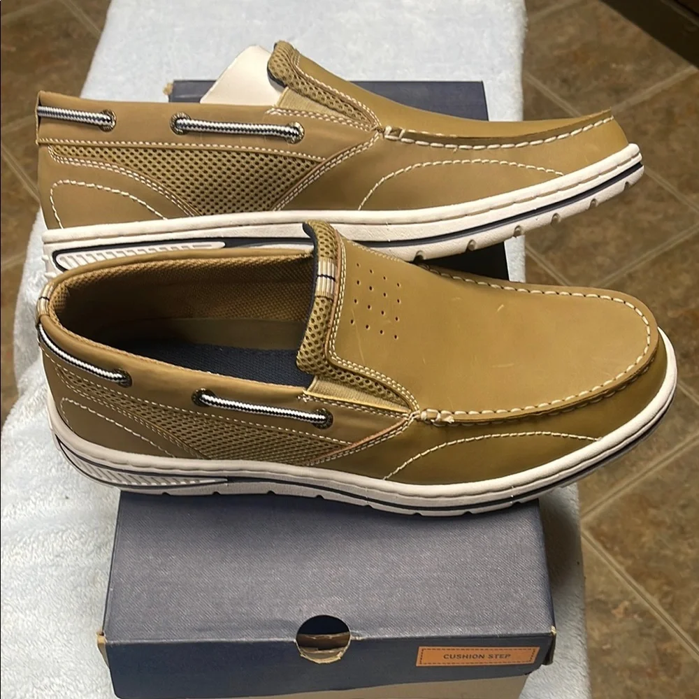 G.H. Bass & Co. Brown and White Boat Shoes with Moccasin Toe - Picture 4 of 10